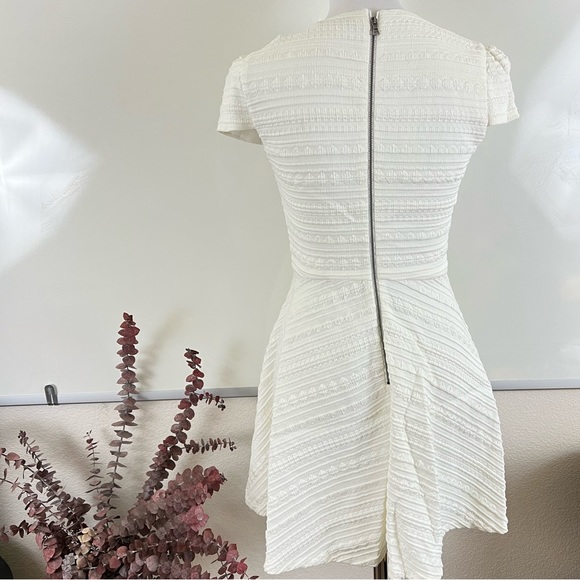 ๐Host Pick๐ Alice + Olivia White Embossed Print Cap Sleeve Skater Dress 4 $295 - Picture 8 of 11